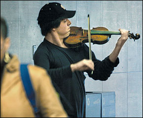 joshua bell playing the violin