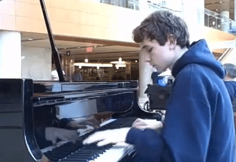 mayo clinic video of Alex Walton-Creutz playing a piano